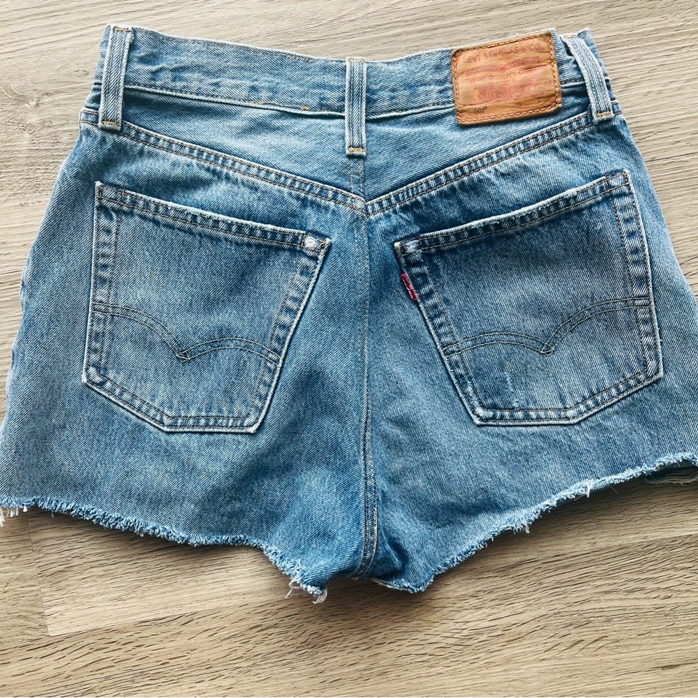 LEVI'S BIG E 501 Cut off Blue Jeans - Medium Wash - Button Fly -  Size 27